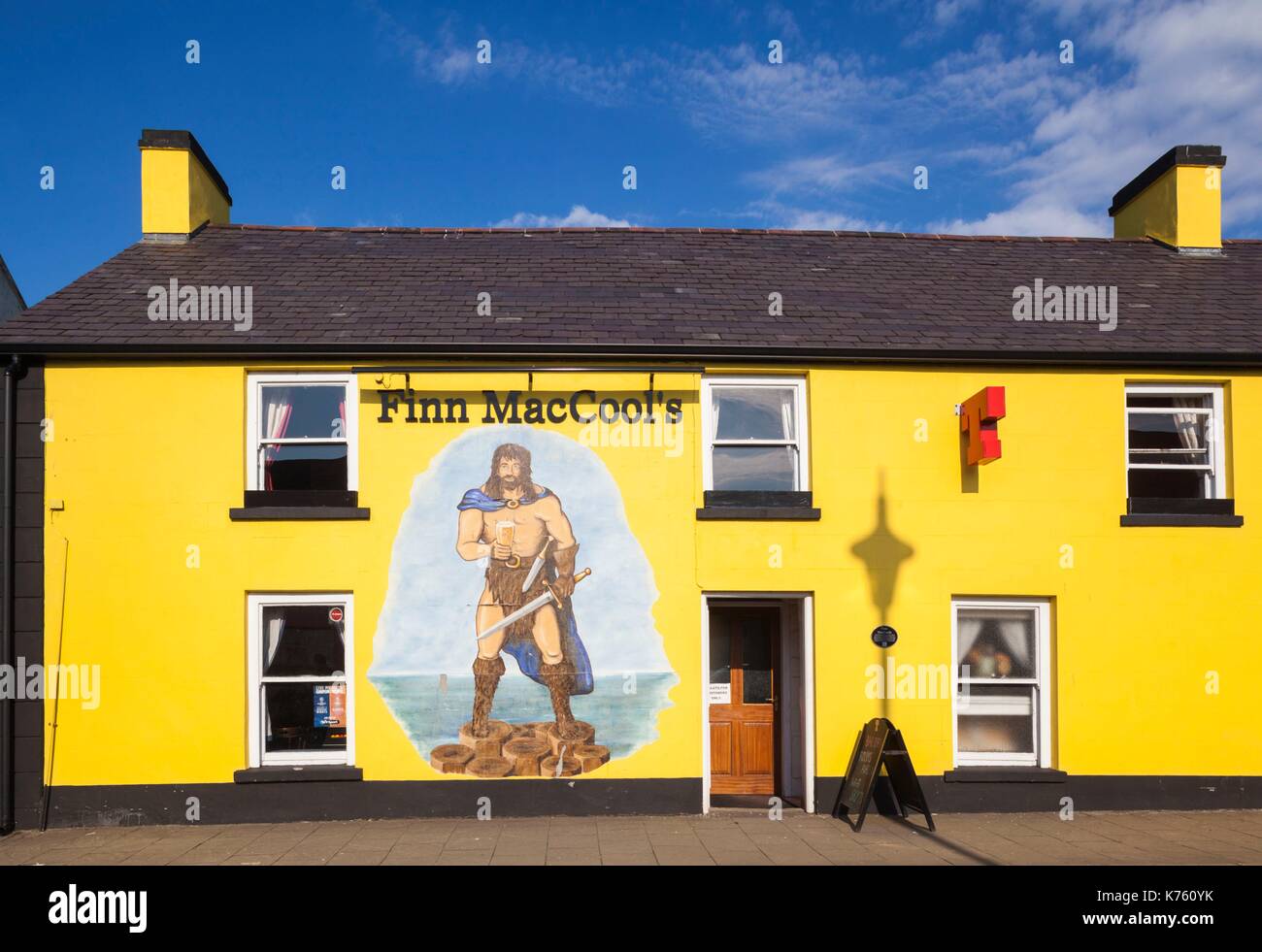 Regno Unito e Irlanda del Nord, nella contea di Antrim, Bushmills, murale del leggendario gigante irlandese, Finn MacCool Foto Stock