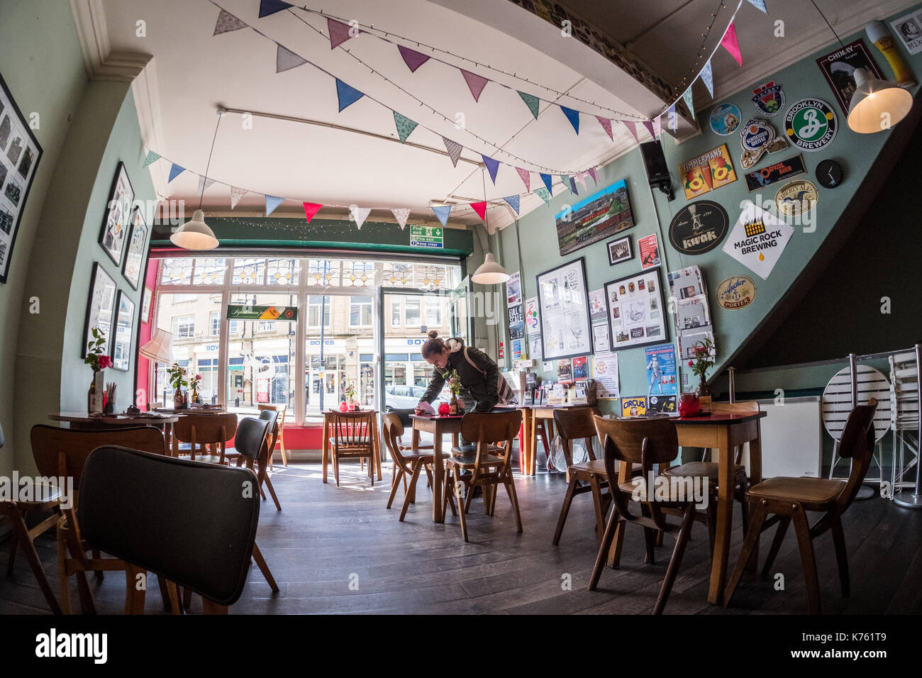 All'interno del passero bar sulla North Parade, il quartiere indipendente di Bradford, West Yorkshire, Inghilterra. Foto Stock