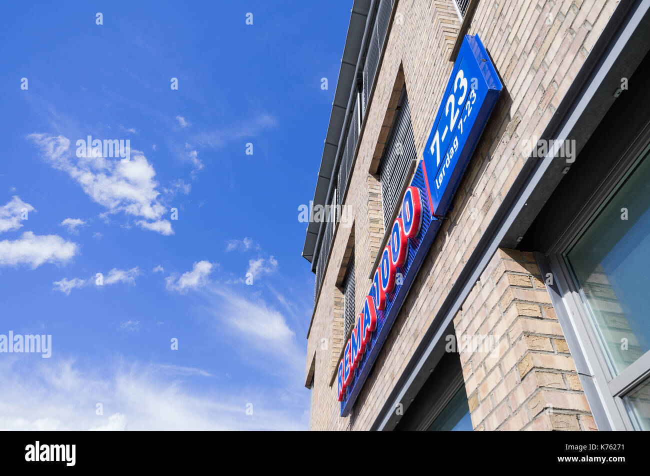 REMA 1000 segno alla filiale. REMA 1000 è un Norvegese no-frills catena di supermercati con le imprese in Norvegia e Danimarca. Foto Stock