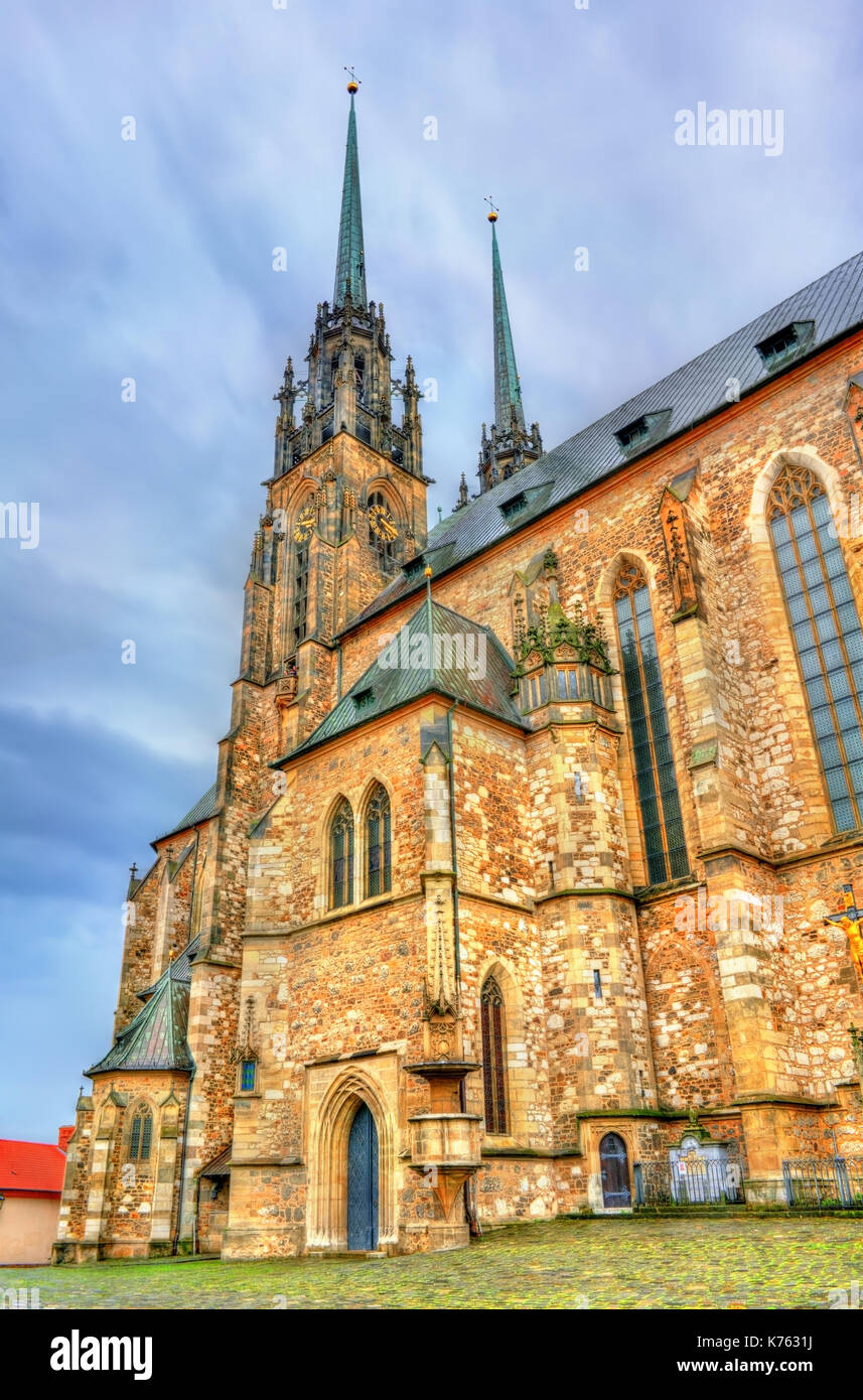La cattedrale dei santi Pietro e Paolo sulla collina di Petrov in brno ...