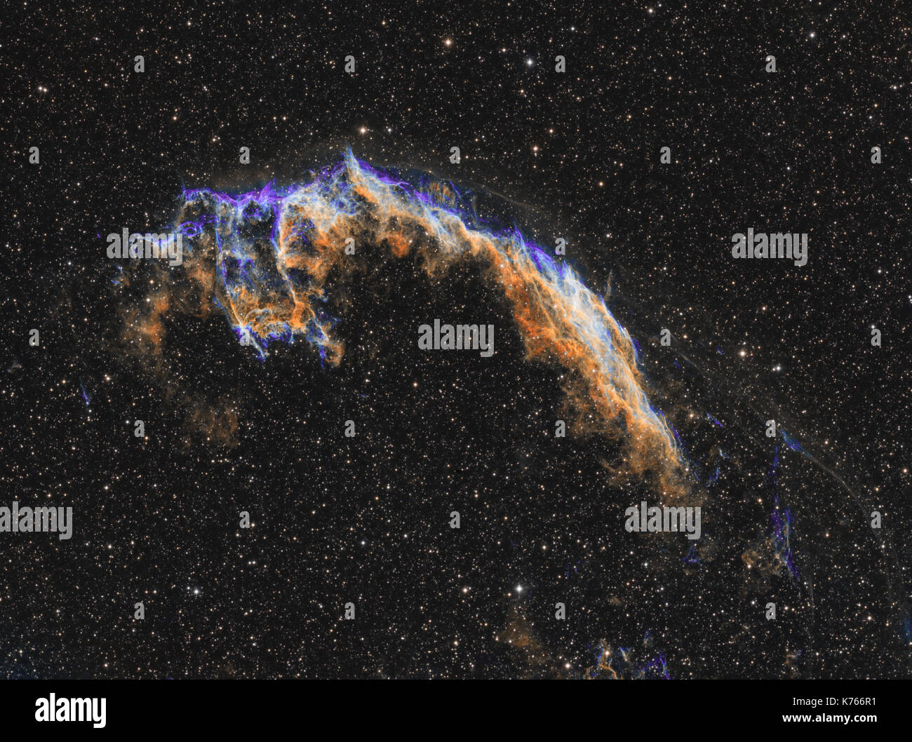 Orientale nebulosa velo nella tavolozza di Hubble - un resto di supernova nella costellazione del Cigno Foto Stock