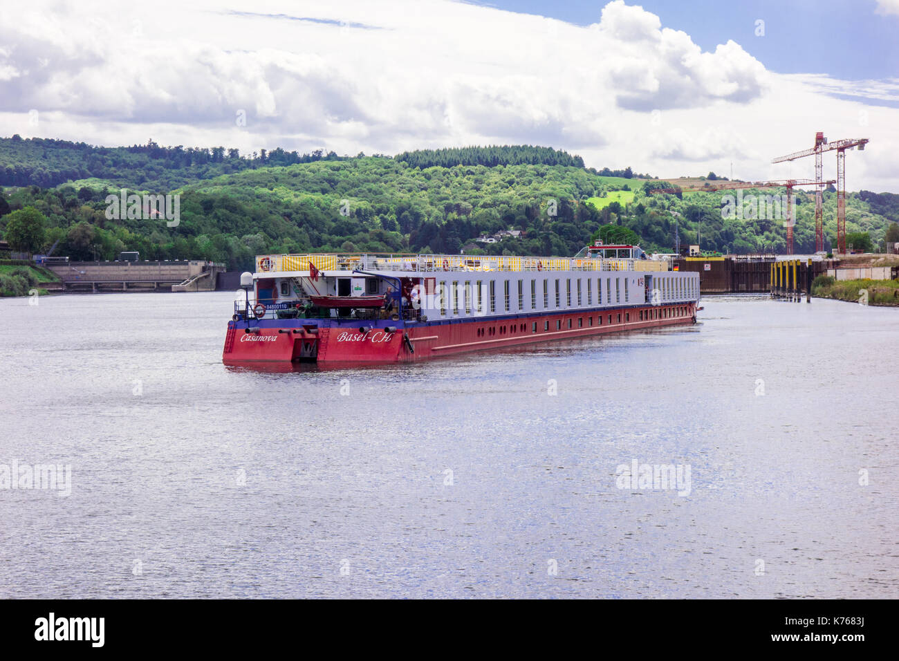 TRIER, Germania - 4 AGOSTO 2017: un euro ed una crociera sul fiume chiamato MV Casanova si sposta lungo il fiume Reno si arresta in corrispondenza di una serratura. Foto Stock