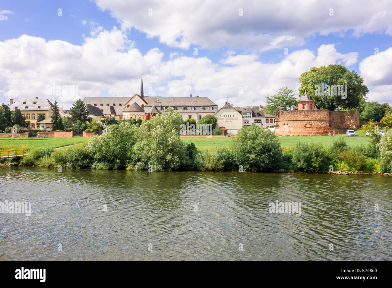 TRIER, Germania - 4° agosto 17: Klosterschenke Hotel è un albergo a tre stelle con una vista fiume e della Mosella, uno dei tributari del fiume Reno. Foto Stock