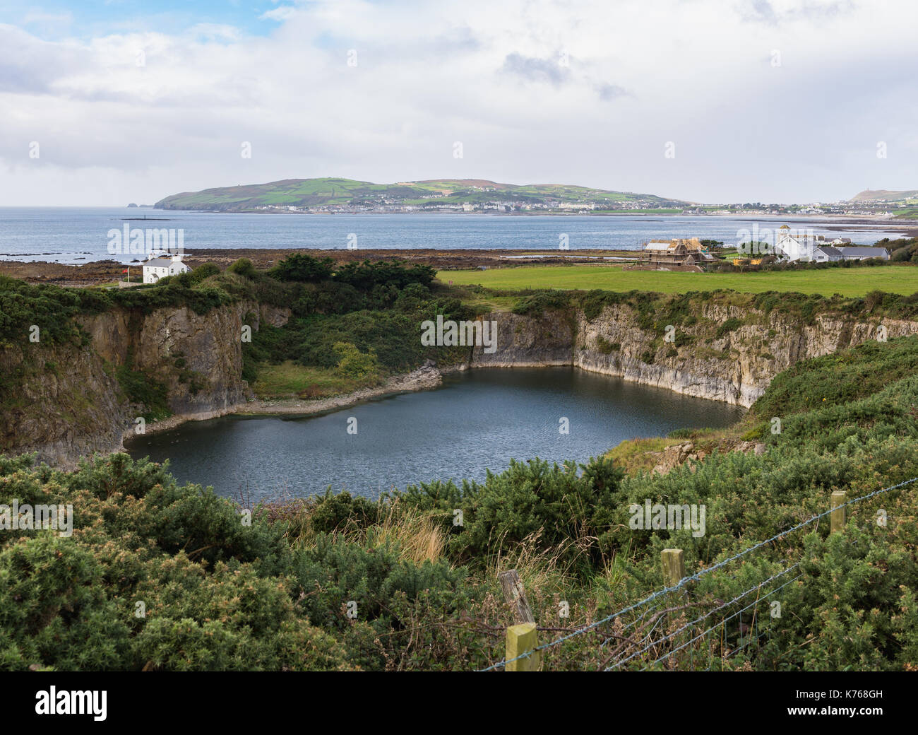 Balladoole cava con Gansey Bay e Port St Mary in background Foto Stock
