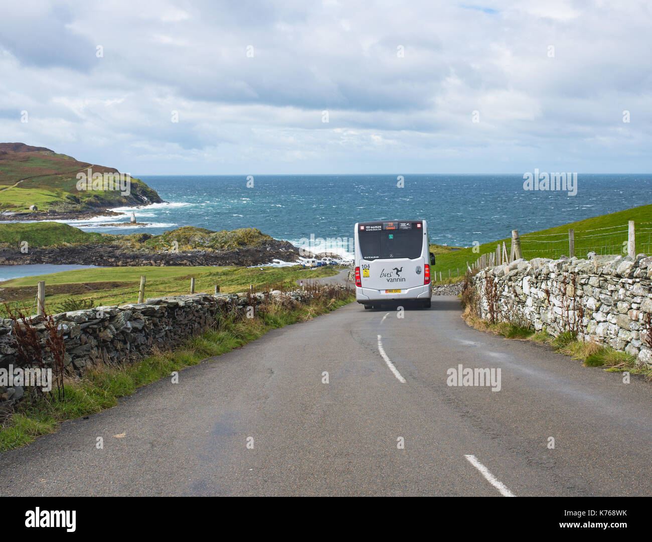 Autobus per audio, audio Road, vista verso il mare e vitello di uomo Foto Stock