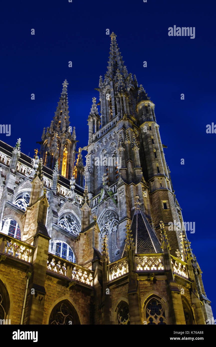 Il Pietro e Paolo Chiesa di Ostenda in stile neogotico illuminato durante le ore di colore blu, Belgio. Foto Stock