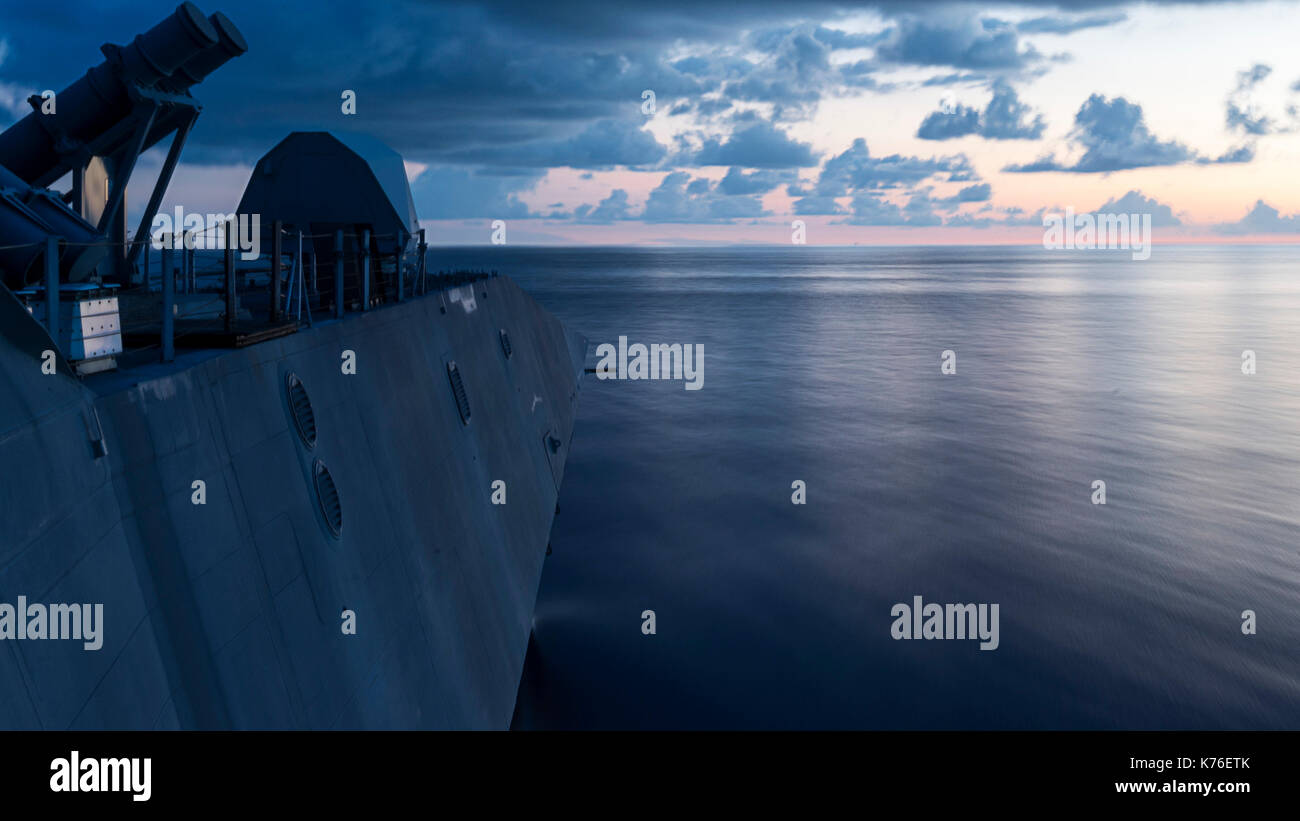 Il programma Littoral Combat Ship USS Coronado (LCS 4) transita il Mare delle Filippine Foto Stock