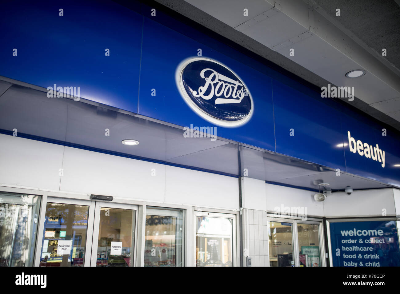 Stivali superstore firmare e la fascia al di fuori del centro di Frenchgate, Doncaster, Regno Unito Foto Stock