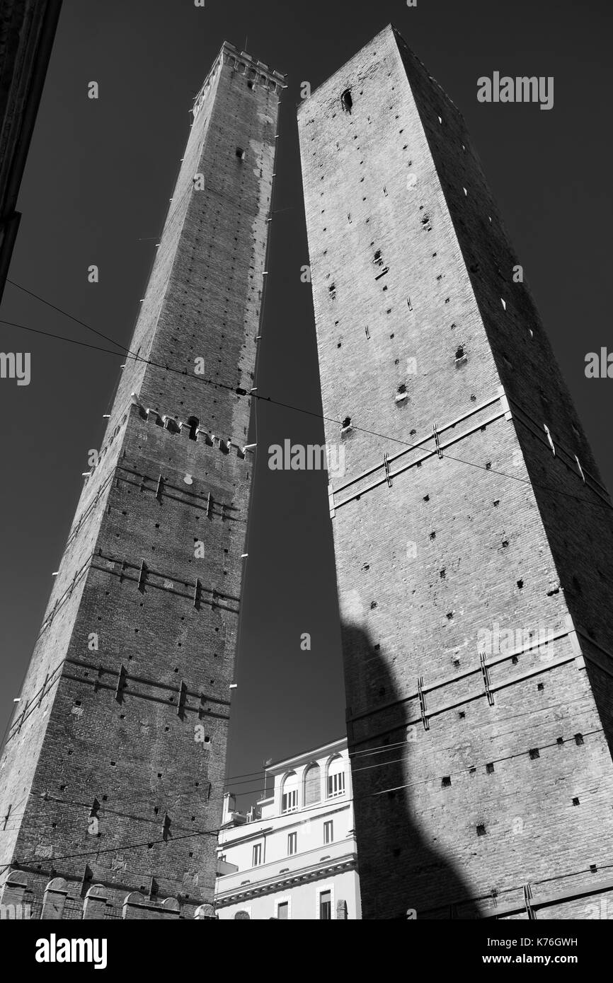 Bologna (Emilia romagna, italia): le due torri medievali, garisenda e degli asinelli. in bianco e nero Foto Stock