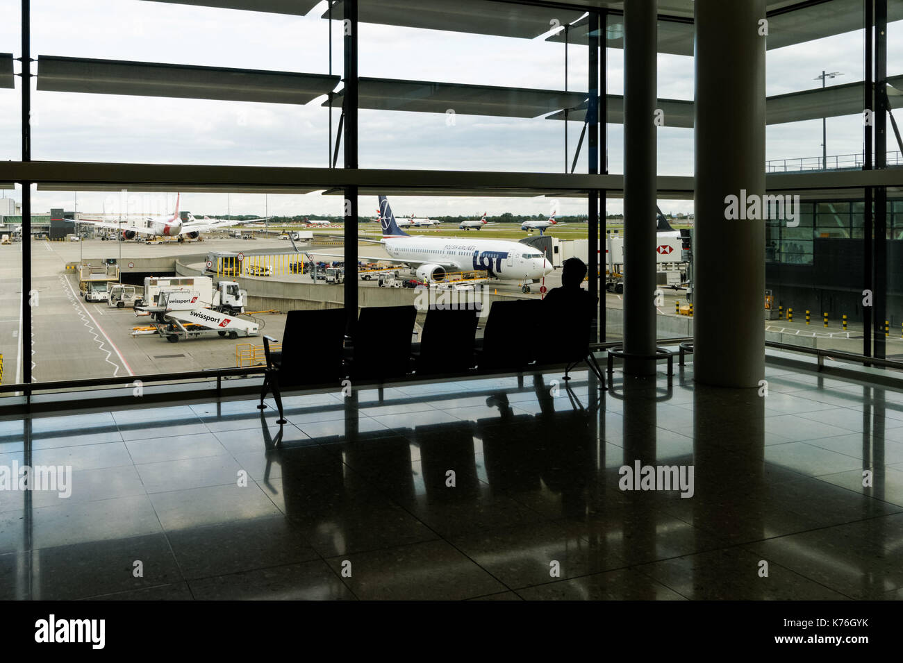 Aeroporto di Heathrow Terminal 2 di Londra, Inghilterra, Regno Unito Regno Unito Foto Stock