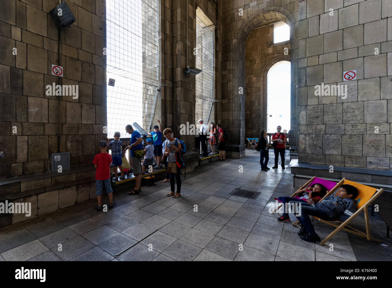 Visitatori presso la piattaforma di osservazione del palazzo della cultura e della scienza ( PKiN) a Varsavia, Polonia Foto Stock