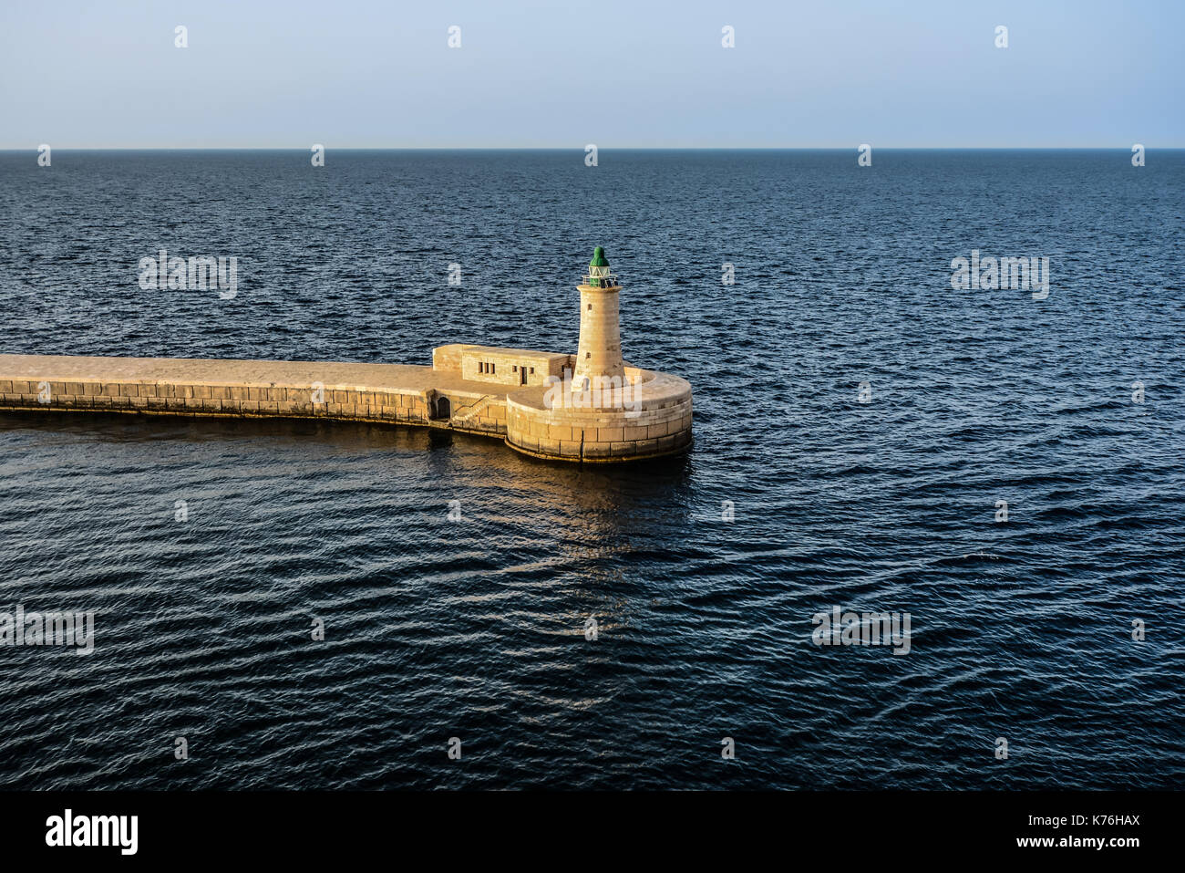 San Elmo frangiflutti del faro sull'isola mediterranea di Malta, La Valletta in una calda giornata estiva Foto Stock