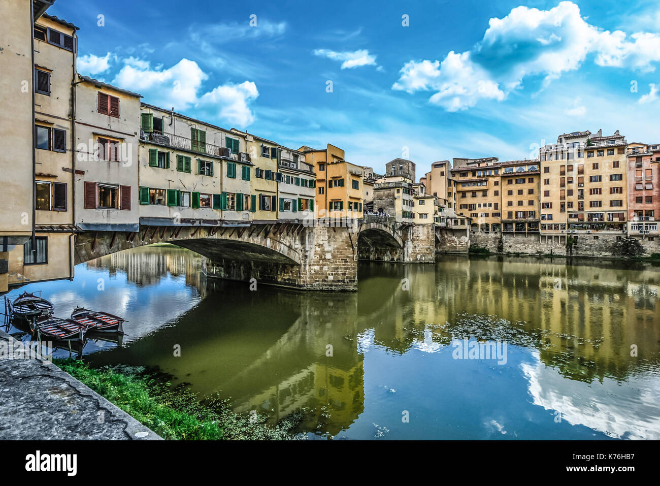 Tre barche ormeggiate sotto il Ponte Vecchio nella città toscana di Firenze Italia Foto Stock