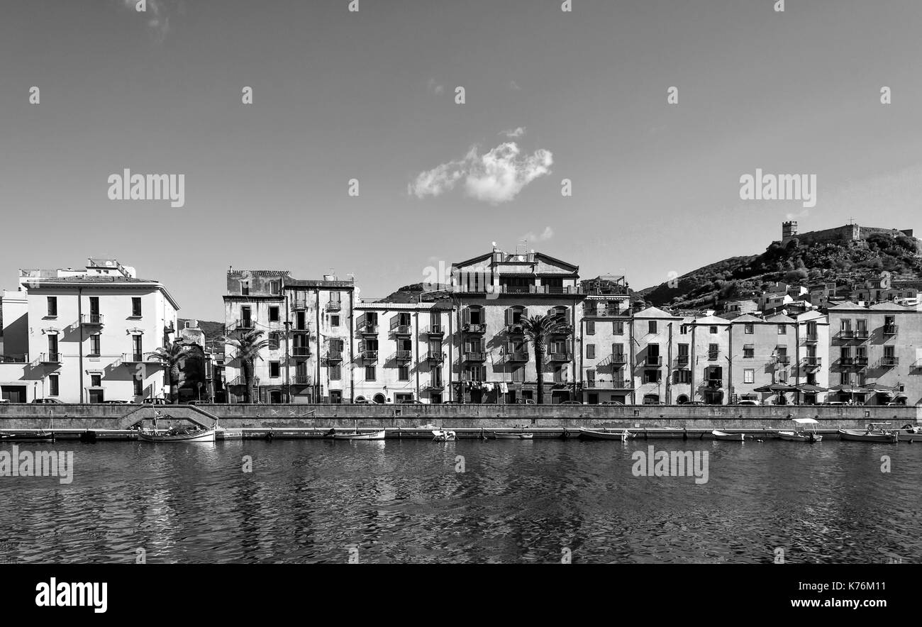 Visualizzazione bianco e nero del borgo antico di Bosa sul fiume Temo in una mattina di sole dell'estate - Sardegna - Italia Foto Stock
