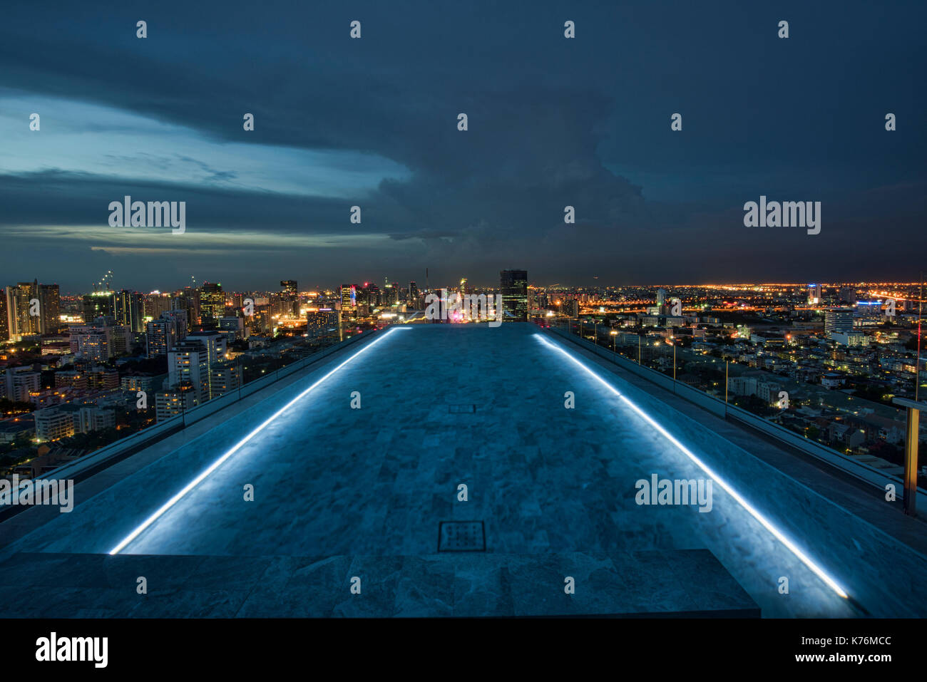 Ora blu in corrispondenza di un bordo di infinity pool sul tetto, bangkok, Thailandia Foto Stock