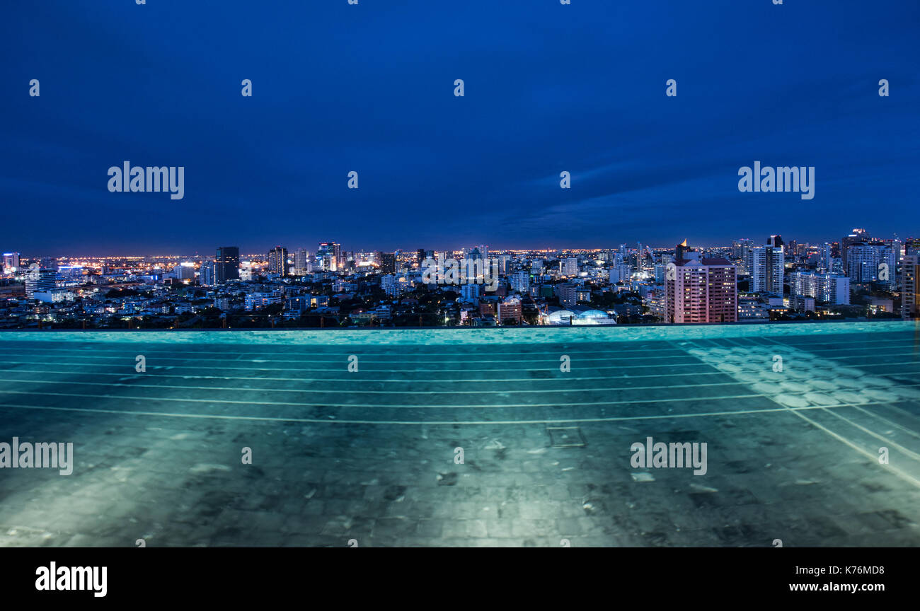 Ora blu in corrispondenza di un bordo di infinity pool sul tetto, bangkok, Thailandia Foto Stock