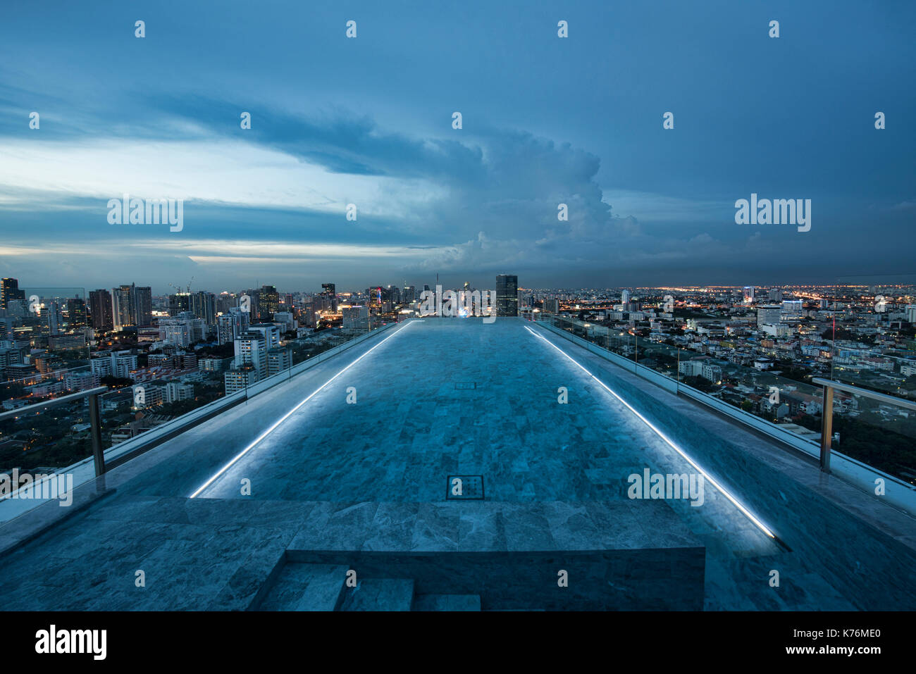 Ora blu in corrispondenza di un bordo di infinity pool sul tetto, bangkok, Thailandia Foto Stock