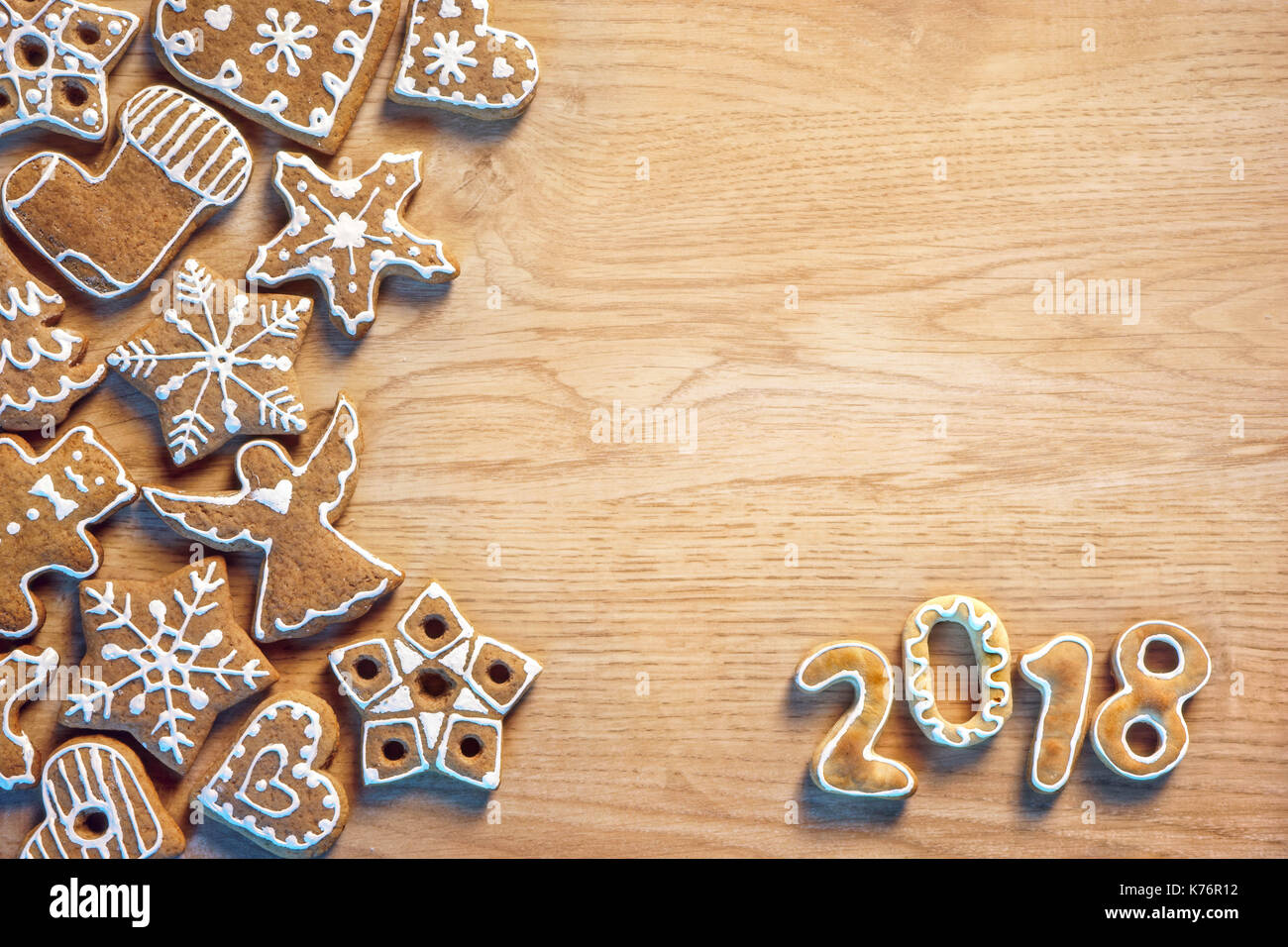 Biscotti di Natale su sfondo di legno. Buon Natale e felice anno nuovo! Vista dall'alto. dei prodotti ad alta risoluzione Foto Stock