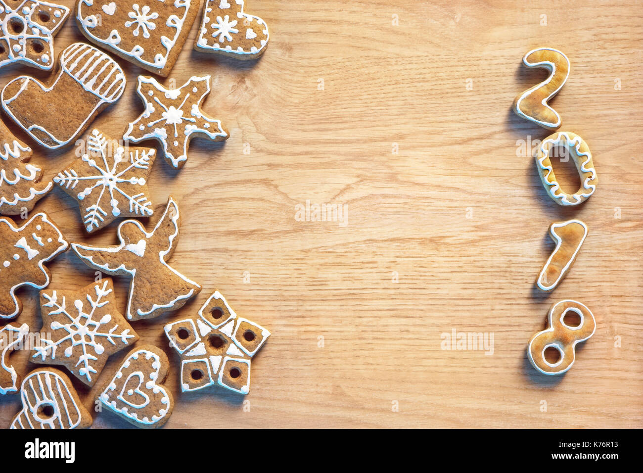 Buon Natale e felice anno nuovo! Deliziosi biscotti su sfondo di legno. vista dall'alto. dei prodotti ad alta risoluzione Foto Stock