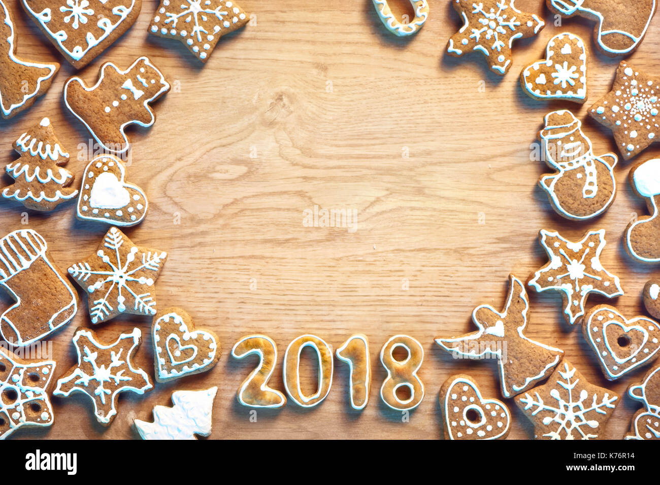 In casa biscotti di Natale su sfondo di legno. copiare lo spazio per il tuo testo. vista dall'alto. dei prodotti ad alta risoluzione Foto Stock