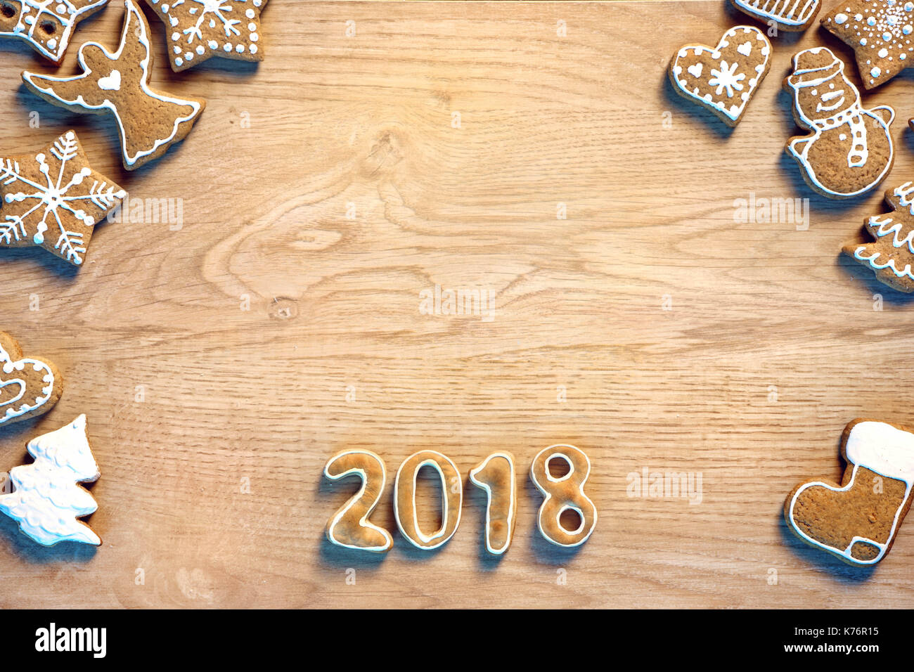 Buon Natale e felice anno nuovo! Biscotti di Natale su sfondo di legno. copiare lo spazio per il tuo testo. vista dall'alto. dei prodotti ad alta risoluzione Foto Stock