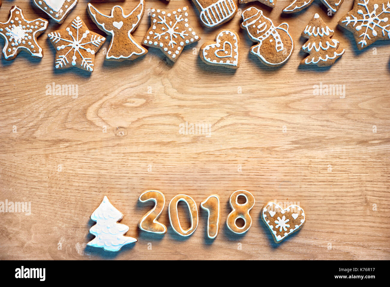Buon Natale! Biscotti fatti in casa su sfondo di legno natale del concetto di cottura. vista dall'alto. dei prodotti ad alta risoluzione Foto Stock