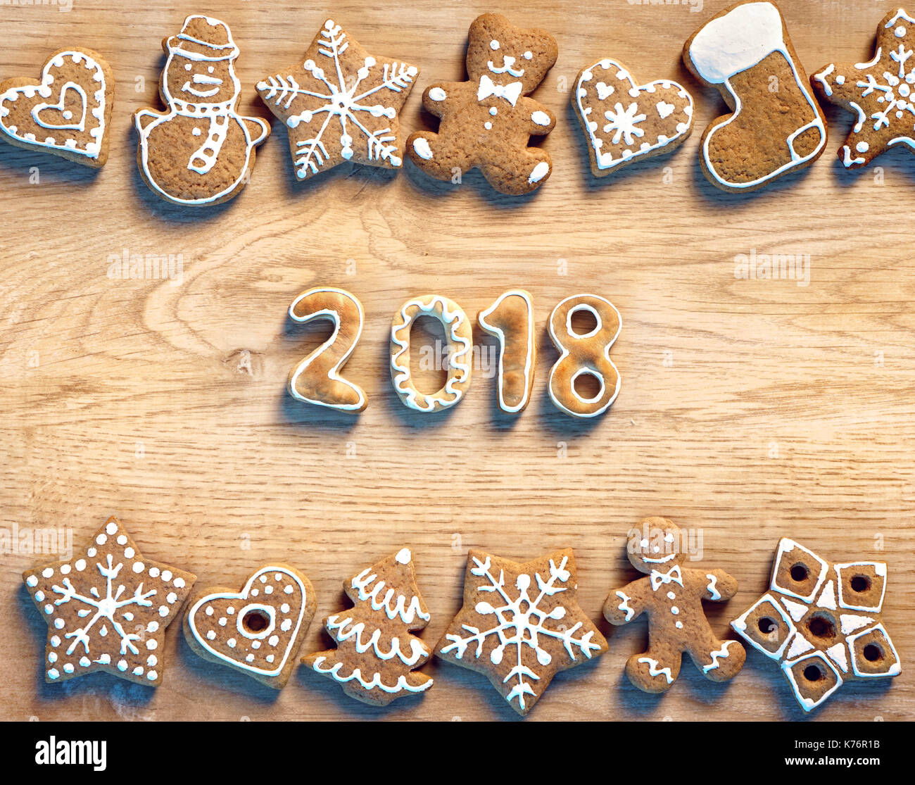 Biscotti di Natale su sfondo di legno. 2018. Buon Natale e felice anno nuovo! Vista dall'alto. dei prodotti ad alta risoluzione Foto Stock