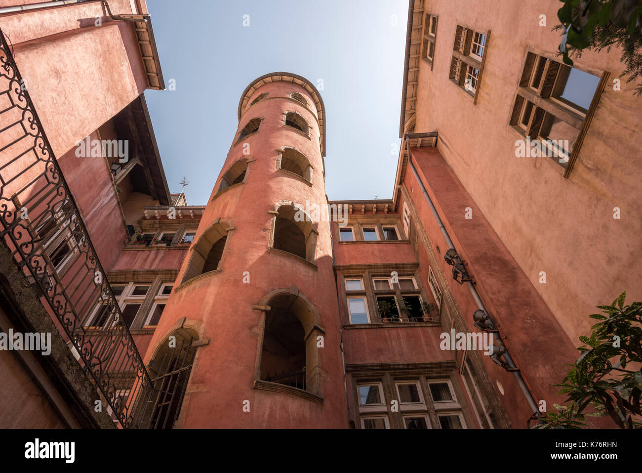 Cortile interno di una traboule medievale nella Vieux Lyon, Francia, che riflette i passaggi storici utilizzati dagli artigiani e ora popolari tra i turisti Foto Stock