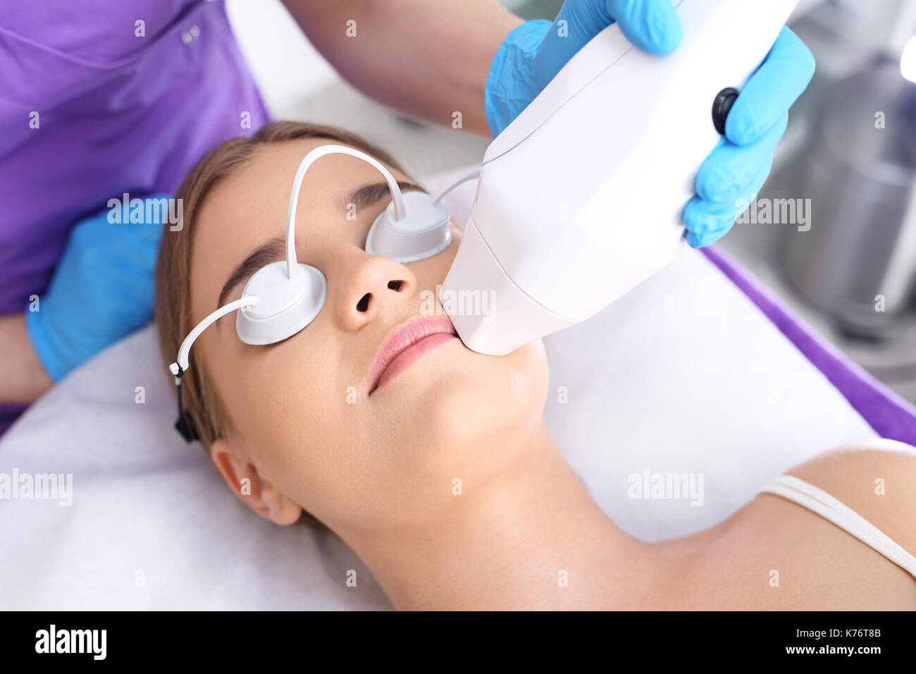 Depilazione laser dalla faccia. donna nella clinica di medicina estetica. Foto Stock