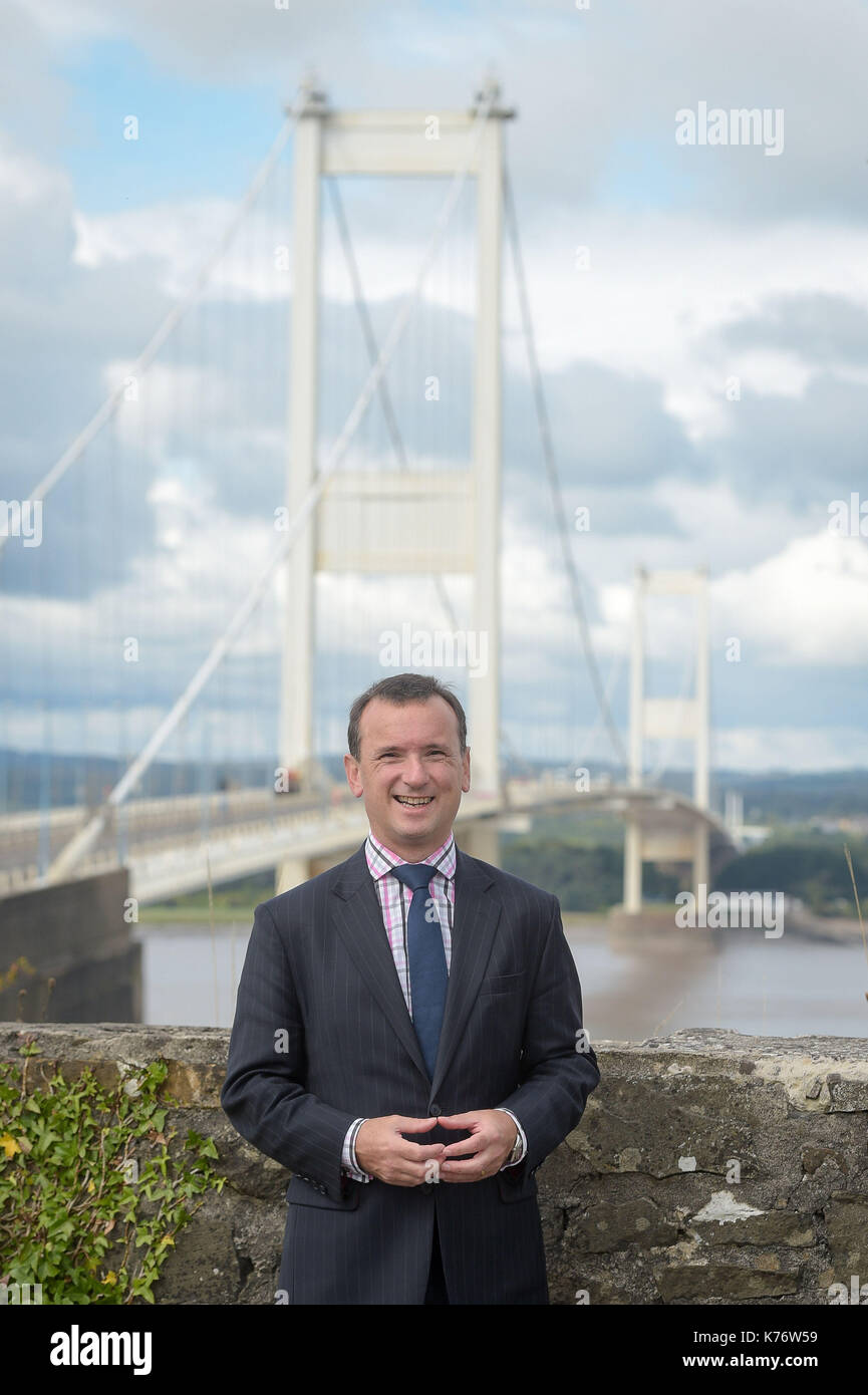 Il segretario di Stato per il Galles alun cairns a severn bridge punto di visualizzazione in Australia, dove ha annunciato che i pedaggi per attraversare il Severn Estuary ponti sarà ridotto in 2018. Foto Stock