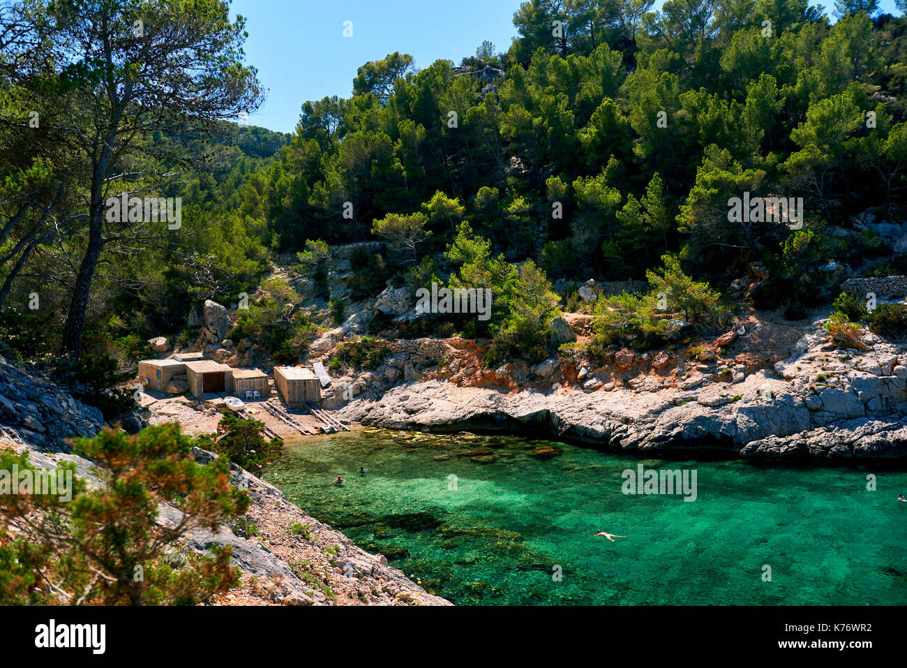 Litorale circondato da formazioni di pietra in Puerto de san miguel di Ibiza Isole Baleari Spagna Foto Stock