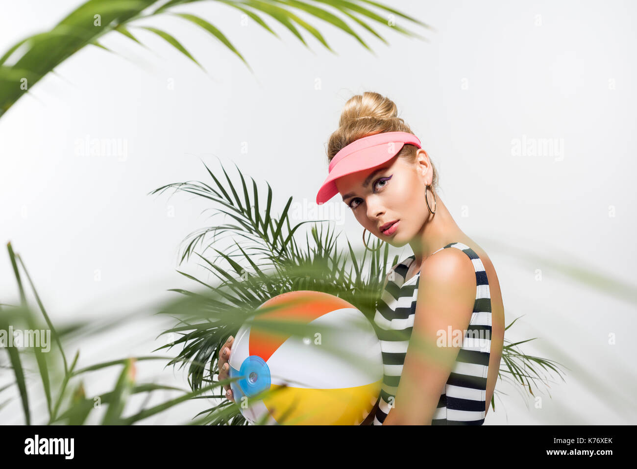 Bella donna di cappuccio con palla spiaggia Foto Stock