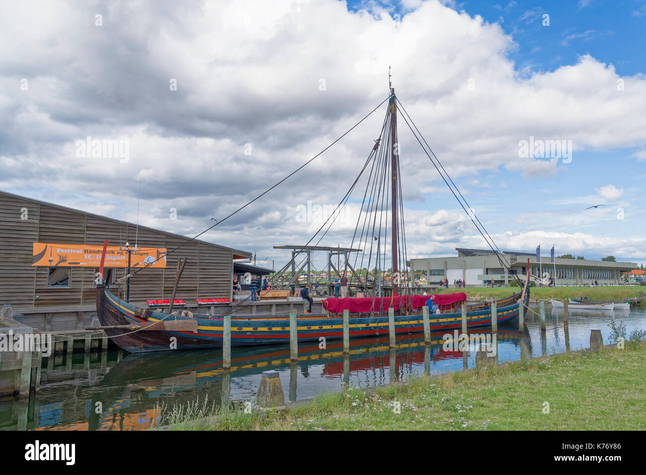 Roskilde, Danimarca - 01 agosto 2015: replica di barca antica e visitatori al di fuori della nave vicking museum Foto Stock