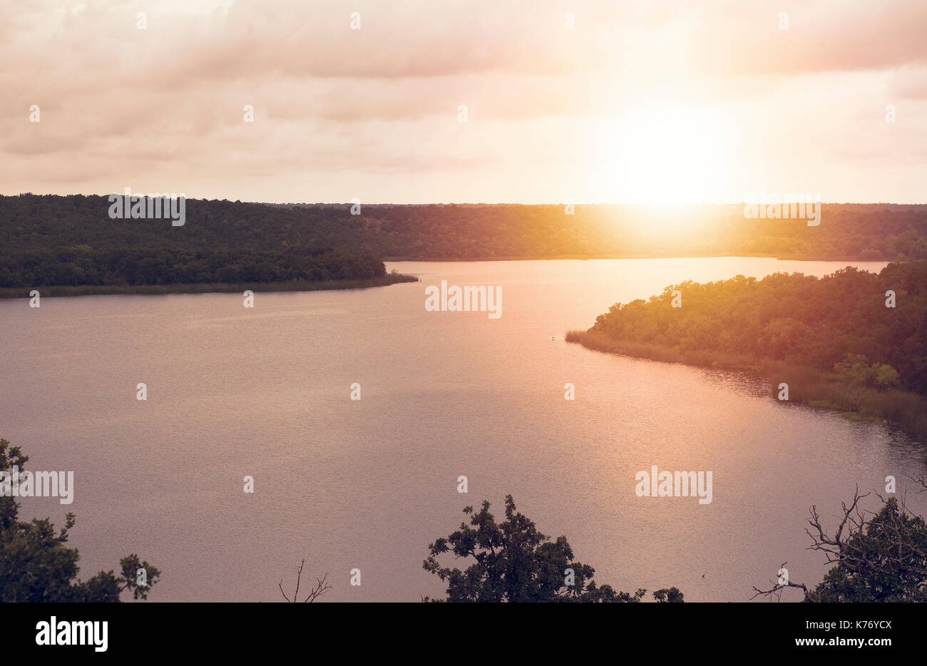 Paesaggio foto del tramonto sul lago di pozzi di minerali in Texas. Foto Stock