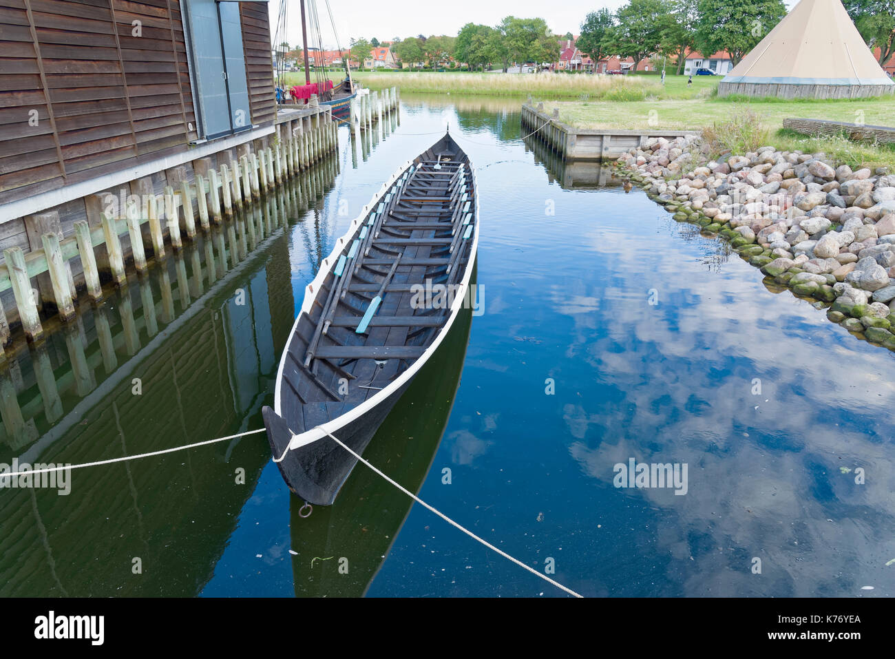 Roskilde, Danimarca - 01 agosto 2015: replica di barca antica e visitatori al di fuori della nave vicking museum Foto Stock