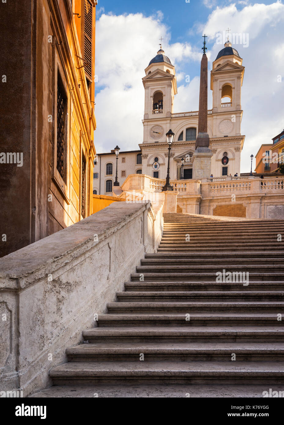 Il lato destro della famosa scalinata spagnola in Roma, capitale d'Italia e la città eterna Foto Stock