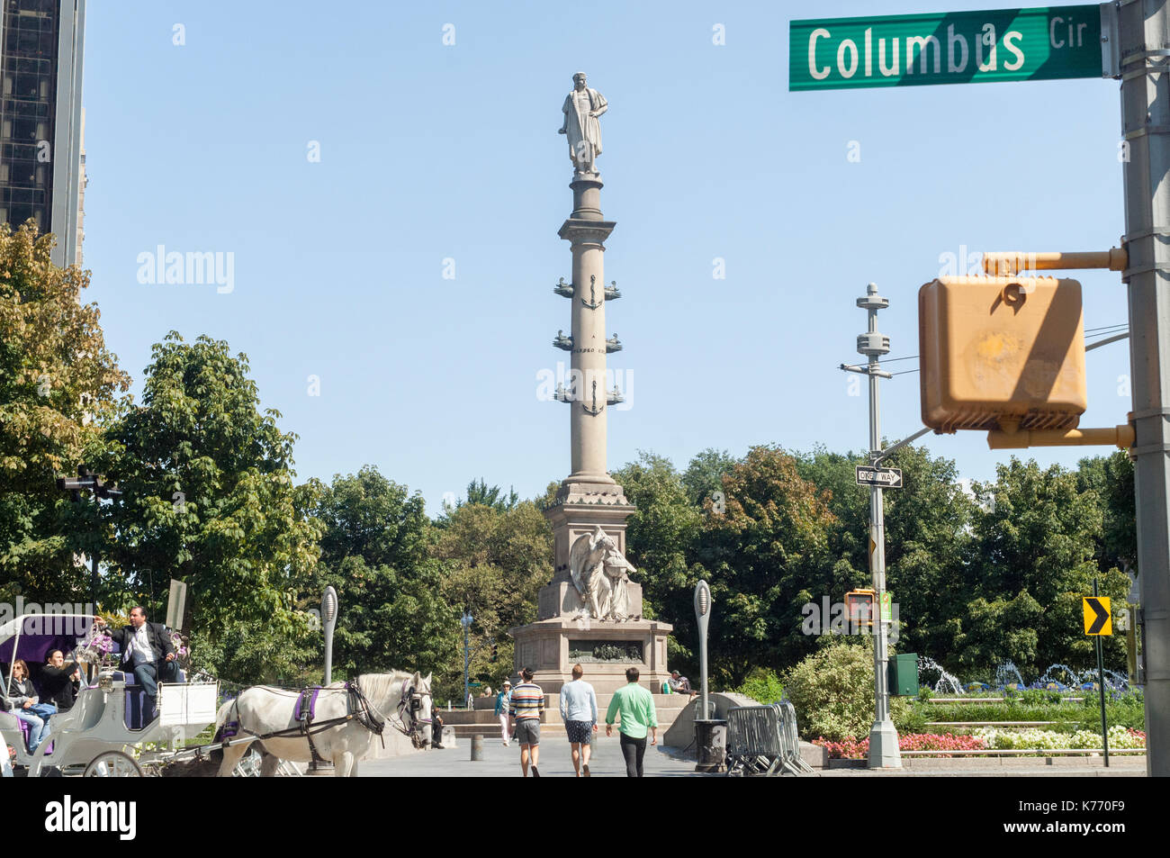 La statua di Cristoforo Colombo sorge in Columbus circle domenica a New York, 10 settembre 2017. Il sindaco di new york de Blasio ha annunciato la nomina della sua task force per esaminare se le statue e monumenti, inclusa questa statua di Colombo, deve essere rimosso a causa dei loro legami con il razzismo. (© richard b. levine) Foto Stock