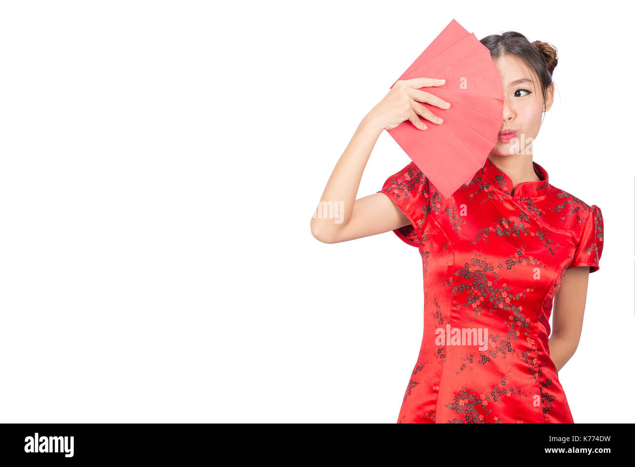 Ragazza asiatica in tradizionale e prendere buste rosse per il nuovo anno cinese,concetto celebrando nuovo anno lunare cinese o festival di primavera, ,isolato su bianco ba Foto Stock