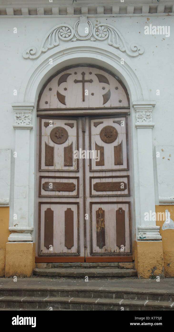Particolare della porta della Chiesa di San Sebastian nel centro storico della città di Cuenca Foto Stock