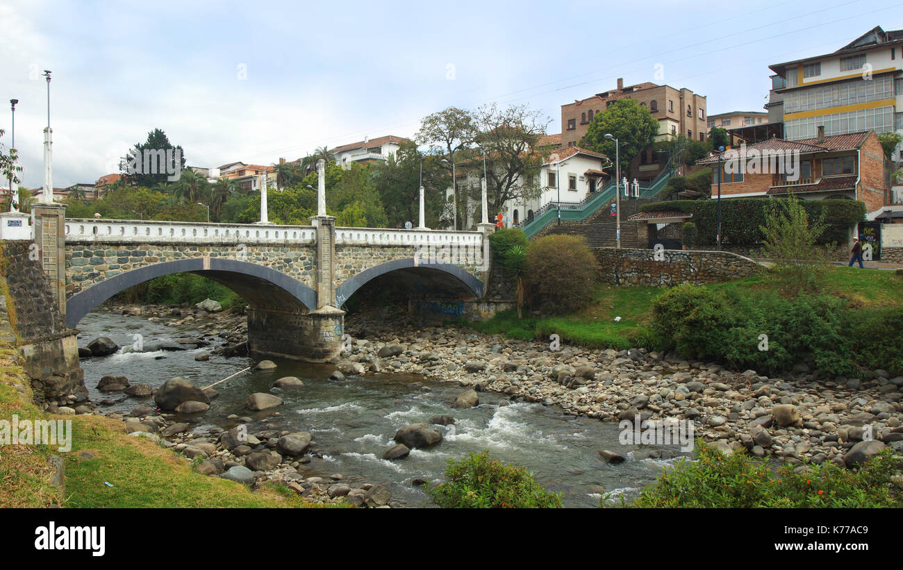 Vista del Ponte Mariano Moreno sul fiume Tomebamba nella città di Cuenca Foto Stock