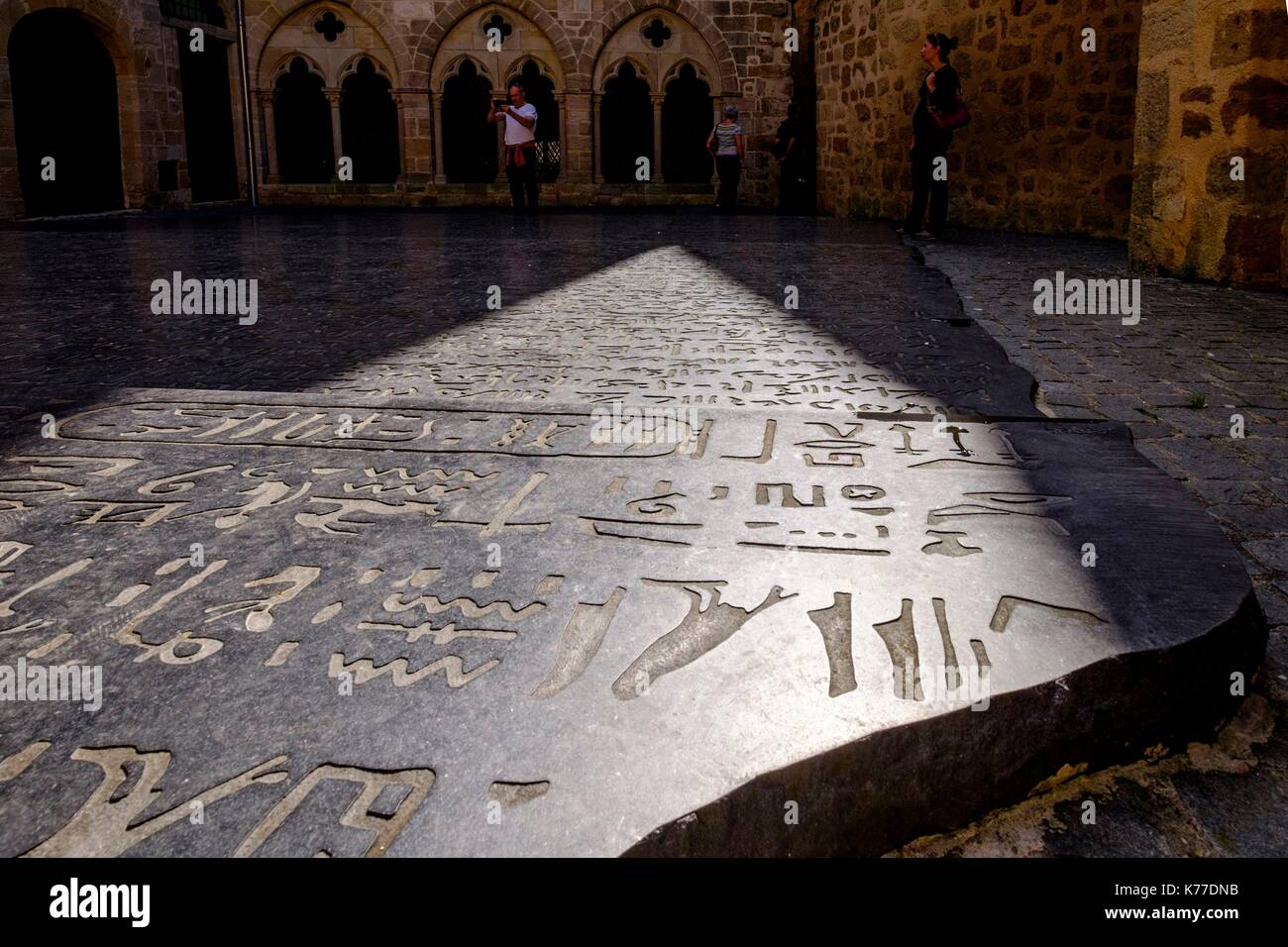 Francia, Lot, Quercy, Figeac, piazza des Ecritures, riproduzione della rosetta stone decifrato da Champollion Foto Stock
