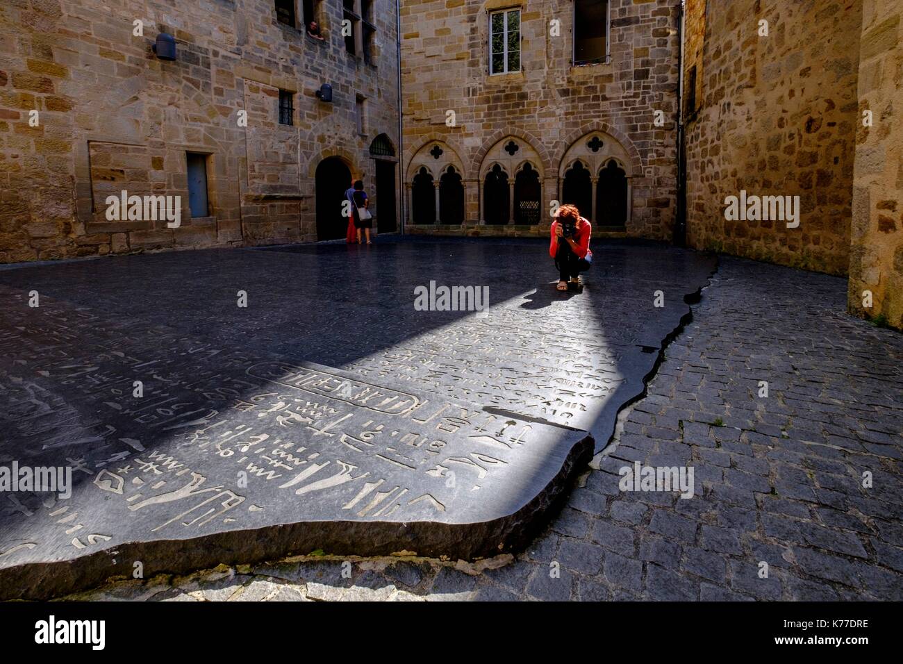 Francia, Lot, Quercy, Figeac, piazza des Ecritures, riproduzione della rosetta stone decifrato da Champollion Foto Stock