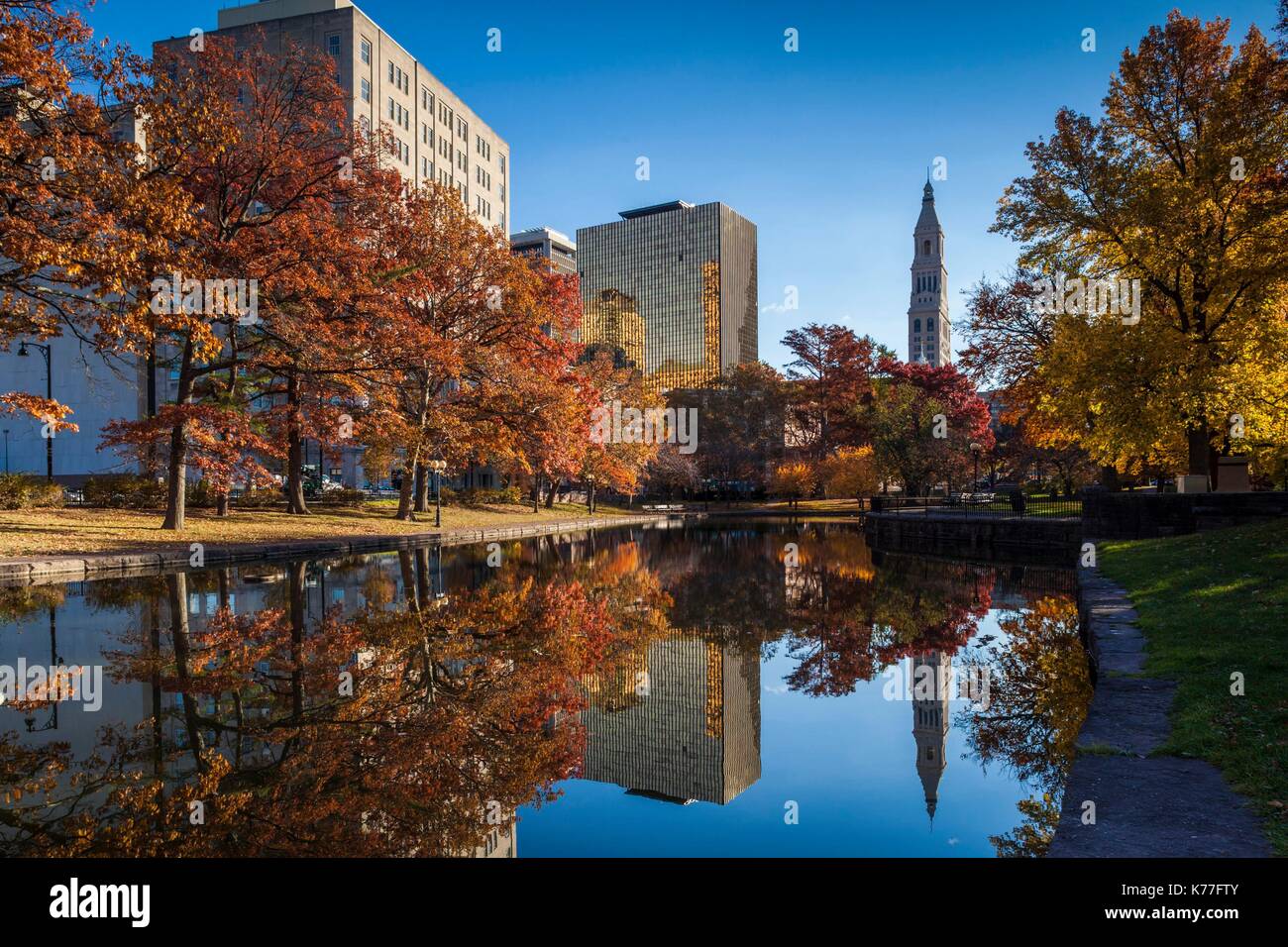 Stati Uniti, Connecticut, Hartford, Bushnell Park, la riflessione di edifici per uffici e Travelers Tower, Haeadquarters del Travelers Insurance Company, autunno Foto Stock