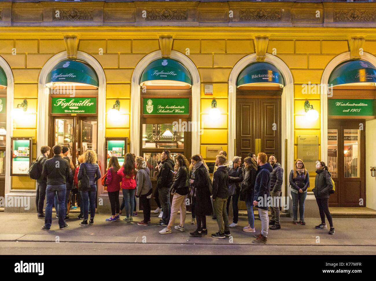 Austria, Vienna, centro storico sono classificati come patrimonio mondiale dall'UNESCO, il più rinomato ristorante della celebre Wiener Schnitzel, panati cotoletta di vitello, FiglmŸller Foto Stock