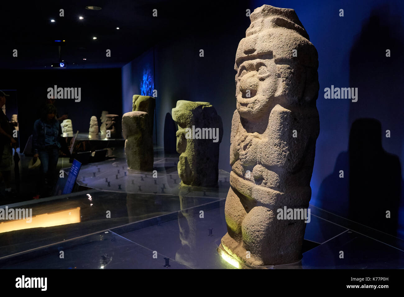 Stone statue intagliate all'interno del museo di San Agustin, sito patrimonio mondiale dell'UNESCO, Colombia, Sud America Foto Stock