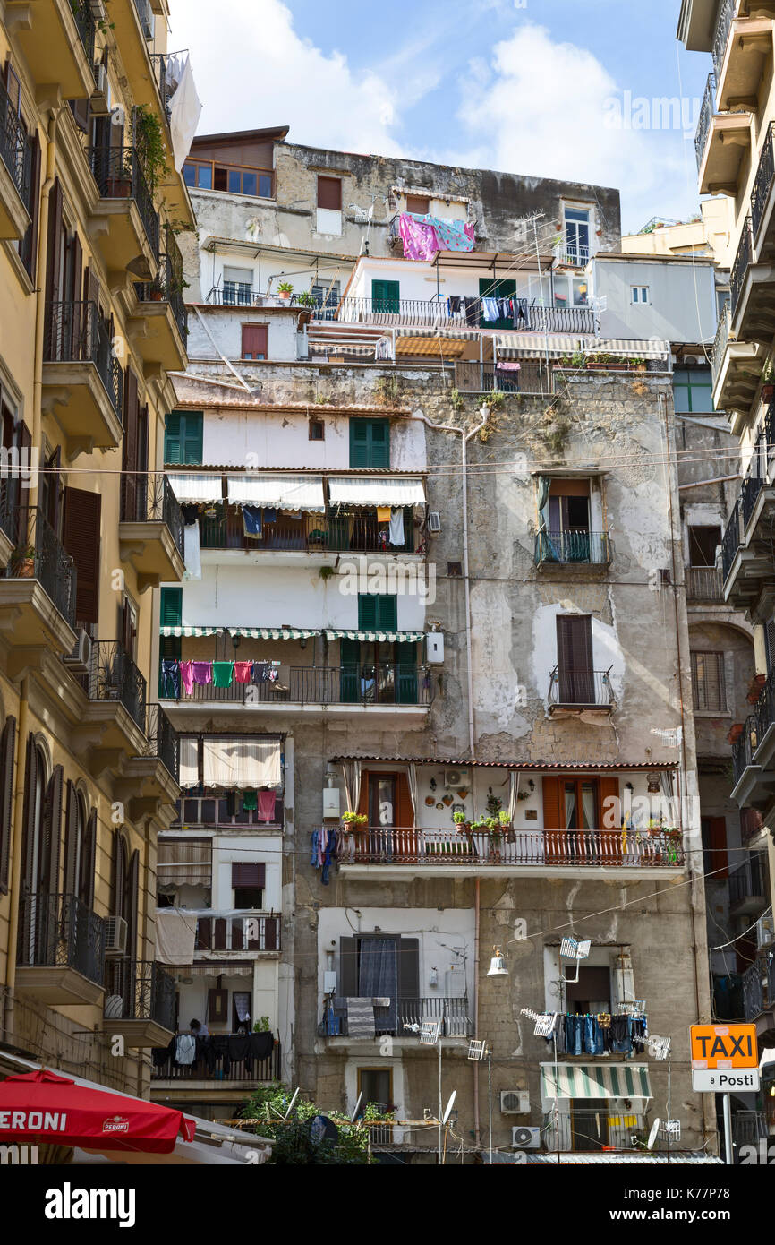 City Apartments a Napoli Italia con servizio lavanderia appendere Foto Stock