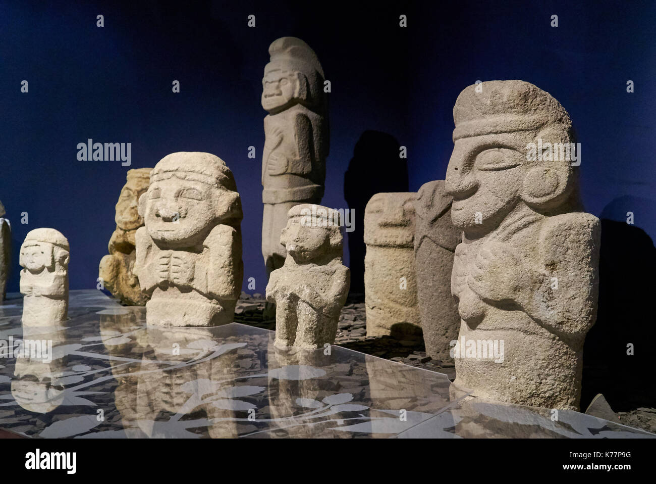 Stone statue intagliate all'interno del museo di San Agustin, sito patrimonio mondiale dell'UNESCO, Colombia, Sud America Foto Stock