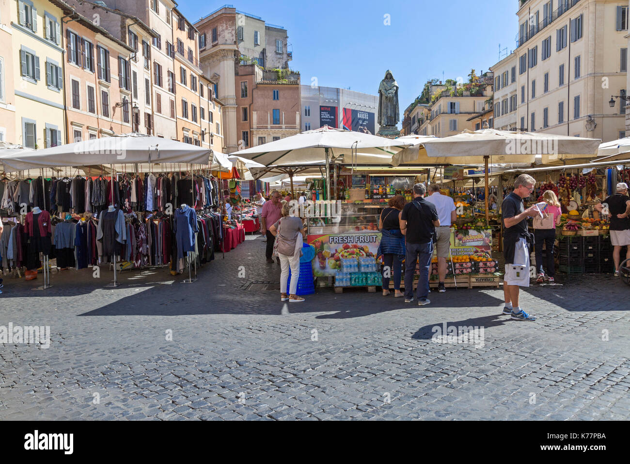 Più antico mercato all'aperto in Roma, Campo de' Fiori, animata con la folla lo shopping per le merci. Foto Stock