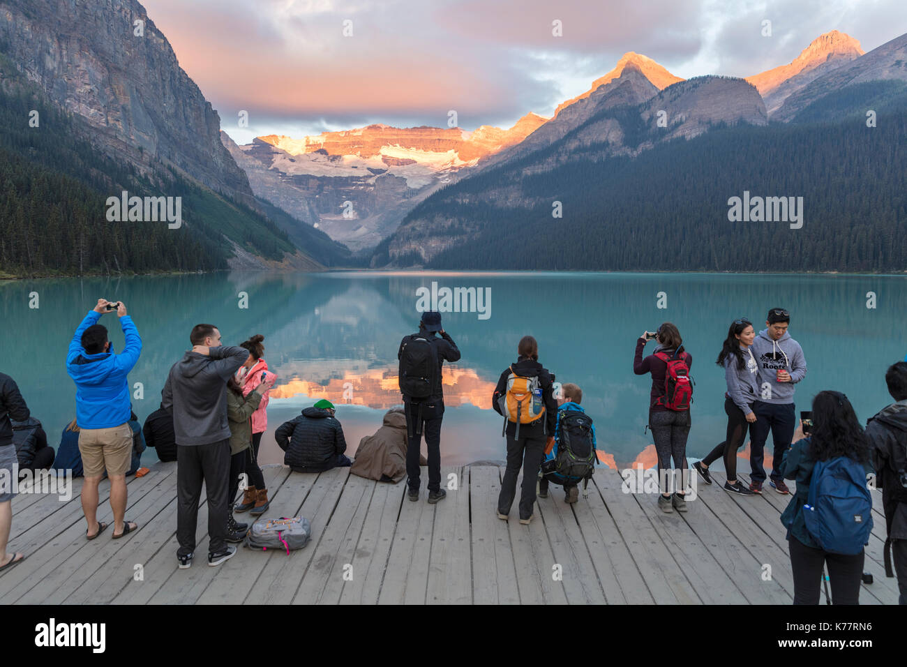 Il parco nazionale di Banff, Alberta Canada - 20 settembre 2017: folla di fotografi e turisti al sorgere del sole sulla riva del lago Louise Foto Stock