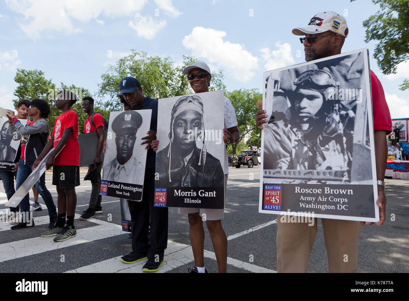 Afro-americano di uomini che tengono nero veterano della Seconda guerra mondiale poster durante il National Memorial Day Parade - Washington DC, Stati Uniti d'America Foto Stock